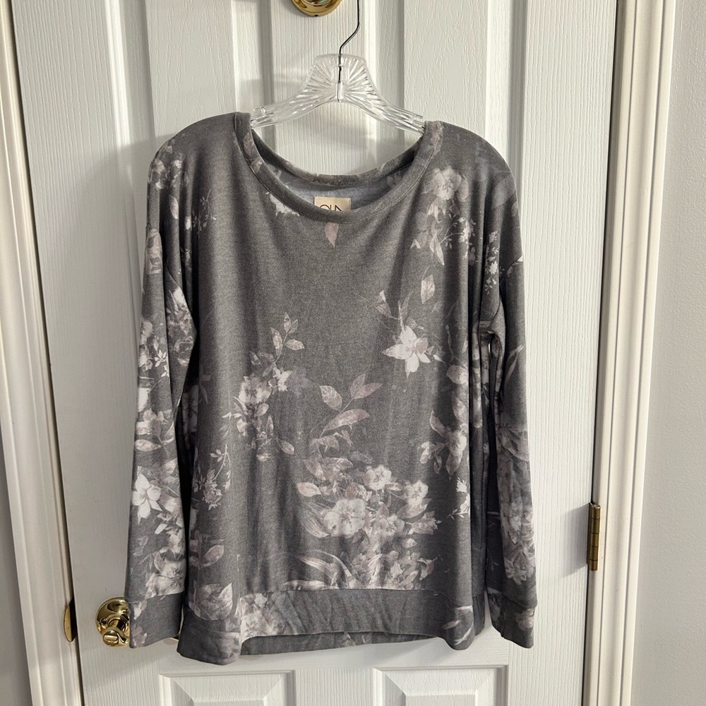Chaser brand sweater/sweatshirt, size medium.